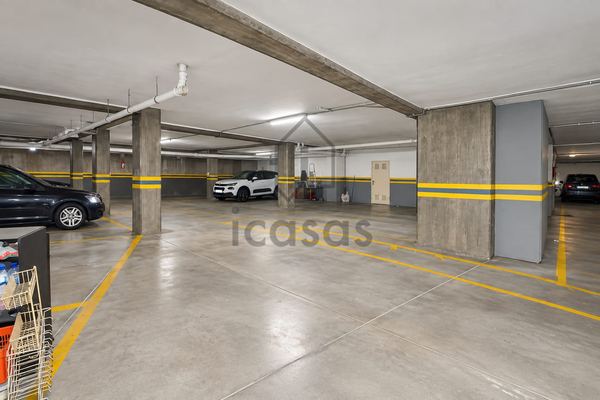 Garagem coletiva na cave do prédio, com lugares marcados